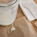 Comment enlever de la cire de bougie sans abîmer la surface, cire et nettoyage sur bois clair