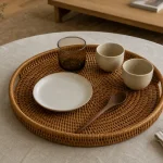 Plateau rotin miel sur table en lin, vue de dessus