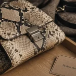 Sac python en cuir effet imprimé, bords et coutures nettes