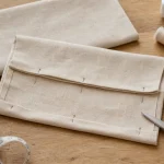 Tuto coussin portefeuille 42 x 100 cm : tissu plié pour housse sans fermeture éclair