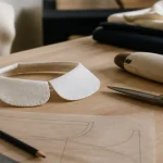 Col claudine patron 3 mm sur table d’atelier, plan rapproché.