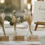 Décoration mariage fait main : chemin de table, marque-places kraft et panneau bienvenue