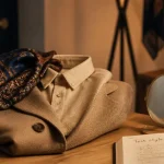 Test style vestimentaire : blazer beige, chemise crème, foulard en intérieur