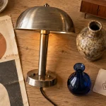 Objet vintage : lampe et vase anciens sur table en bois