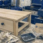 Seconde main meubles en atelier de reconditionnement