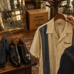 Vintage vêtements homme : chemise bowling et jean dans une boutique vintage